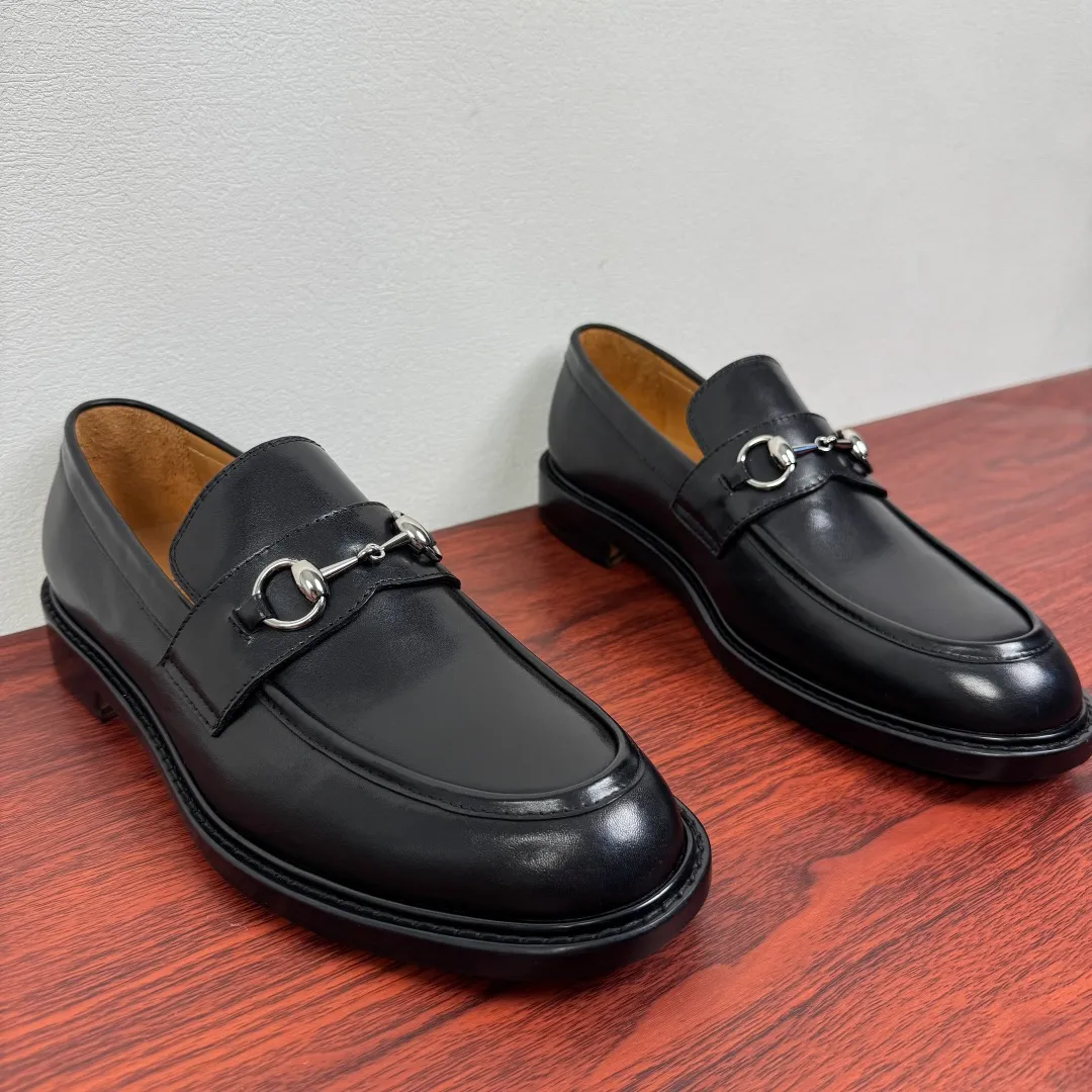 Batch 980 Gucci/Gucci new men's loafers with horsebit buckle! These classic loafers, embellished with a horsebit buckle, embody timeless elegance and pay homage to the brand's rich heritage. The carefully crafted leather sole and semi-circular toe inject new charm into the entire design. Iconic accessories and metal buckle finishes complement each other, classic loose fit, solid color leather highlights the simple and rustic temperament. Select high-quality leather. Pay attention to the details of the leather material. The texture is bright. The leather has excellent toughness. It is soft, comfortable and durable. The dyed calfskin lining has uniform and fine holes, soft and comfortable. The thickened leather outsole and the composite rubber bottom sheet at the heel are extremely comfortable, wear-resistant and non-slip. It is the first choice for light weight. It is versatile and luxurious, and comes with a full set of packaging! Size: 39-40-41-42-43-44 leather shoe size (can be customized to 38.45.46) Item number: 812158 black cowhide